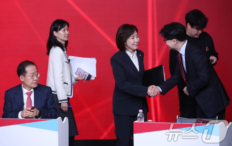 나경원(가운데),한동훈 국민의힘 대선 경선 후보가 20일 오후 서울 강서구 ASSA아트홀에서 열린 제21대 대통령 후보자 1차 경선 B조 토론회에서 인사나누고 있는 모습을  홍준표 후보가 바라보고 있다. 2025.4.20/뉴스1 ⓒ News1 국회사진취재단
