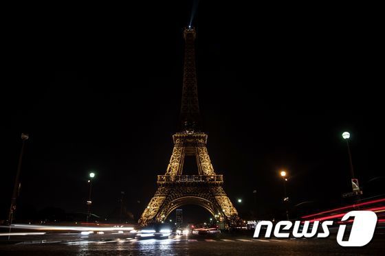 파리의 에펠탑이 불을 끈 모습이 보인다. ⓒ AFP=뉴스1 ⓒ News1 우동명 기자