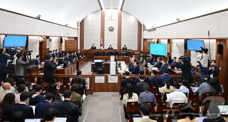 12·3 비상계엄을 선포해 내란 우두머리 혐의로 재판에 넘겨진 윤석열 전 대통령이 21일 오전 서울 서초구 서울중앙지법 417호 법정에 앉아 재판 시작을 기다리고 있다. 2025.4.21/뉴스1 ⓒ News1 사진공동취재단