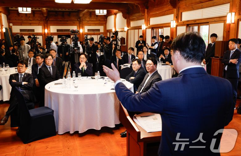 황운하 조국혁신당 원내대표(앞줄 왼쪽부터), 김기식 국회미래연구원장, 우원식 국회의장, 박찬대 더불어민주당 대표 직무대행 겸 원내대표, 천하람 개혁신당 원내대표가 22일 서울 여의도 국회 사랑재에서 열린 국회 미래산업포럼 발족식에서 최태원 대한상의 회장의 강연을 듣고 있다. 2025.4.22/뉴스1 ⓒ News1 안은나 기자