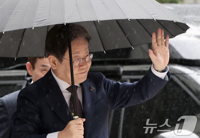 대권 도전에 나선 이재명 더불어민주당 전 대표가 22일 오전 서울 서초구 서울중앙지방법원에서 열린 '대장동 배임 및 성남FC 뇌물' 1심 속행 공판에 출석하며 지지자들에게 손인사를 하고 있다. 2025.4.22/뉴스1 ⓒ News1 오대일 기자