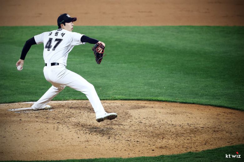 역투하는 KT 위즈 투수 오원석. (KT 위즈 제공)