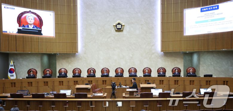 조희대 대법원장을 비롯한 대법관들이 20일 오후 서울 서초구 대법원 대법정에서 열린 강간치상 미수 논란 여부에 대한 전원합의체 선고를 위해 자리에 앉아있다. 2025.3.20/뉴스1 ⓒ News1 권현진 기자