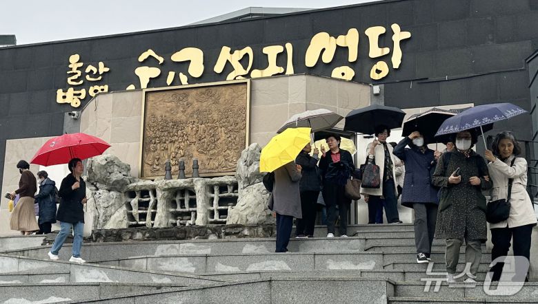 22일 오전 울산시 중구 병영순교성지성당에서 미사를 마친 신자들이 성당을 나서고 있다. 2025.4.22/뉴스1 ⓒ News1 조민주 기자