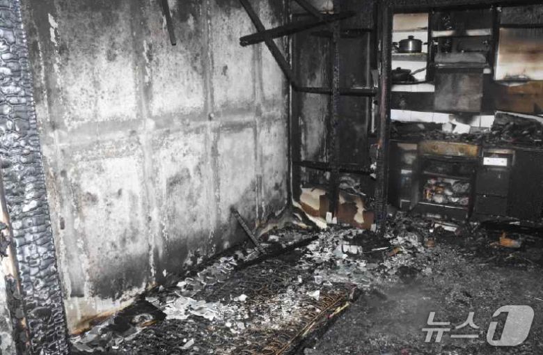 21일 오전 8시 17분쯤 서울 관악구 봉천동의 한 아파트에서 발생한 화재로 아파트 내부가 검게 그을렸다. (이만희 의원실 제공)