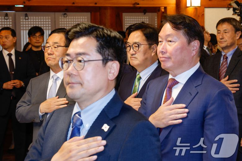 주호영 국회부의장(왼쪽부터), 박찬대 더불어민주당 대표 직무대행 겸 원내대표, 우원식 의장, 최태원 SK 회장이 22일 서울 여의도 국회 사랑재에서 열린 국회미래산업포럼 발족식에 참석해 국민의례를 하고 있다. 2025.4.22/뉴스1 ⓒ News1 안은나 기자