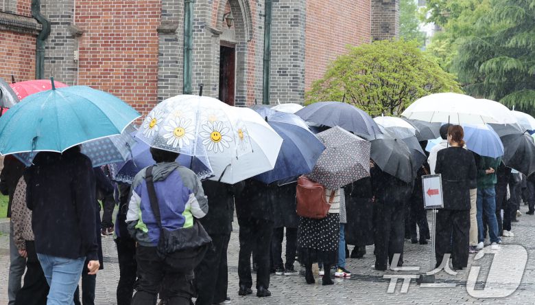 22일 오후 서울 중구 명동성당에서 프란치스코 교황을 추모하려는 천주교 신자들이 긴 줄을 서고 있다. 2025.4.22/뉴스1 ⓒ News1 장수영 기자