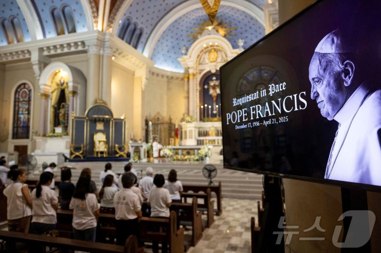 프란치스코 교황이 선종한 21일(현지시간) 필리핀 케손시의 쿠바오 대성당에서 시민들이 프란치스코 교황의 미사에 참석해 기도하고 있다. ⓒ 로이터=뉴스1 ⓒ News1 김성진 기자