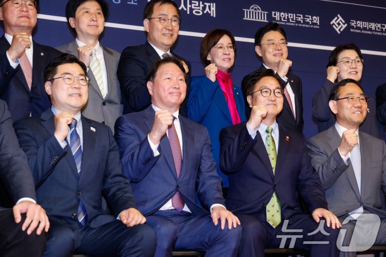 박찬대 더불어민주당 대표 직무대행 겸 원내대표(앞줄 왼쪽부터), 최태원 SK 회장, 우원식 국회의장, 주호영 부의장이 22일 서울 여의도 국회 사랑재에서 열린 국회미래산업포럼 발족식에 참석해 기념 촬영하고 있다. 2025.4.22/뉴스1 ⓒ News1 안은나 기자