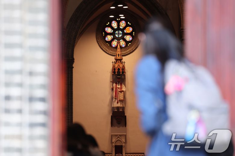 제266대 교황인 프란치스코 교황이 선종한 21일 서울 중구 천주교 서울대교구 주교좌명동대성당에서 신도들이 평일 미사를 하기 위해 발걸음을 옮기고 있다. 지난 2013년 교황에 오른 프란치스코 교황은 15년 동안 바티칸을 개혁하는 진일보적인 면모를 보였다. 2014년 한국을 방문하기도 했다. 2025.4.21/뉴스1 ⓒ News1 김성진 기자