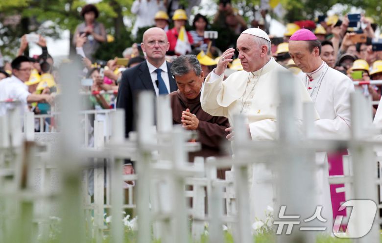 프란치스코 교황이 충북 음성군 꽃동네를 방문, 낙태된 아이들을 기억하는 태아동산에서 성호를 긋고 있다. (사진공동취재단) 2014.8.16/뉴스1 ⓒ News1 송원영 기자