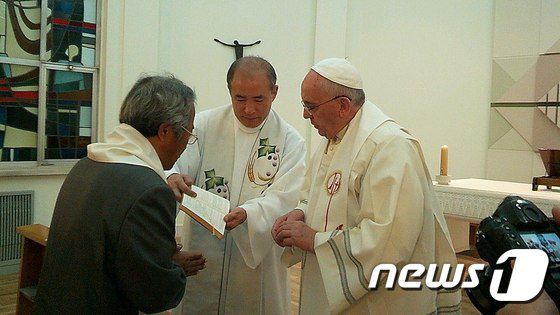 프란치스코 교황이 17일 오전 서울 종로구 주한 교황청대사관에서 세월호 참사 희생자인 단원고등학교 이승현 군의 아버지 이호진씨에게 세례성사를 하고 있다. 이 씨의 세례명은 교황과 같은 '프란치스코'로 정해졌다. (이호진씨 페이스북) 2014.8.17/뉴스1