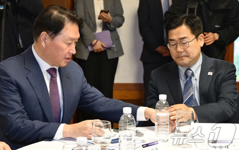 최태원 대한상공회의소 회장(왼쪽)과 박찬대 더불어민주당 당대표 직무대행 겸 원내대표가 22일 서울 여의도 국회 사랑재에서 열린 국회 미래산업포럼 발족식에서 대화를 하고 있다. (공동취재) 2025.4.22/뉴스1 ⓒ News1 안은나 기자