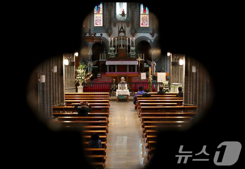 22일 오후 대구 중구 천주교대구대교구 주교좌계산대성당에 마련된 프란치스코 교황 분향소를 찾은 신자들이 프란치스코 교황을 추모하고 있다. 2025.4.22/뉴스1 ⓒ News1 공정식 기자