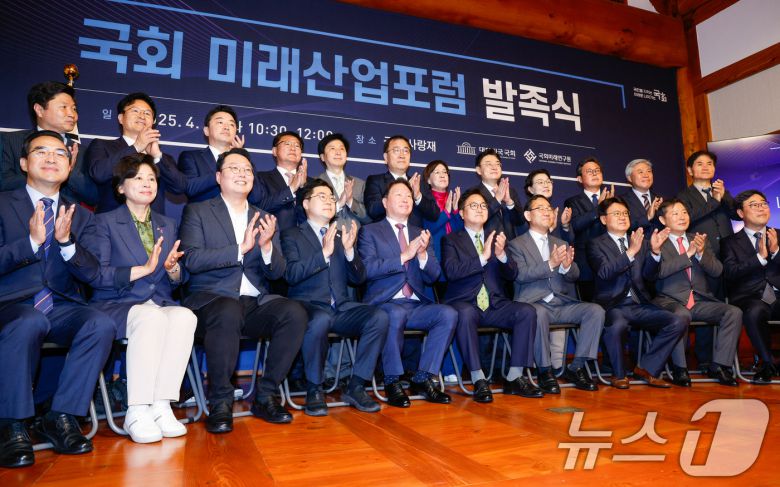 우원식 국회의장과 주호영 국회부의장, 박찬대 더불어민주당 대표 직무대행 겸 원내대표, 최태원 SK 회장, 김기식 국회미래연구원장을 비롯한 여야 의원 등이 22일 서울 여의도 국회 사랑재에서 열린 국회미래산업포럼 발족식에 참석해 기념 촬영하고 있다. 2025.4.22/뉴스1 ⓒ News1 안은나 기자