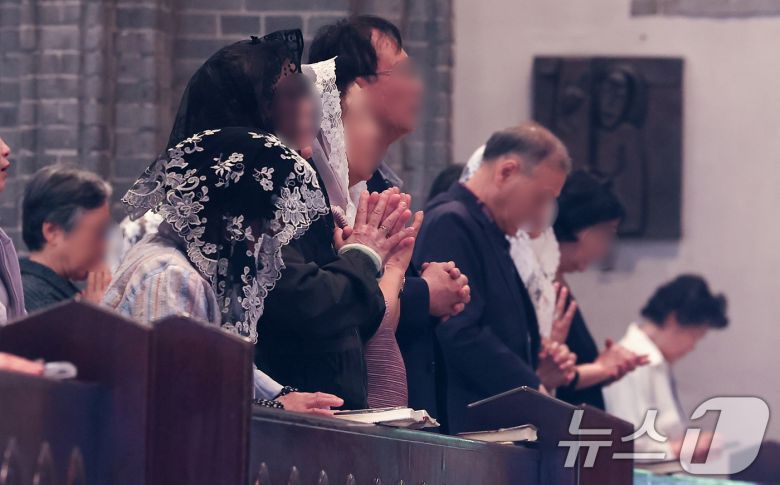 제266대 교황인 프란치스코 교황이 선종한 21일 서울 중구 천주교 서울대교구 주교좌명동대성당에서 신도들이 평일 미사를 하고 있다. 지난 2013년 교황에 오른 프란치스코 교황은 15년 동안 바티칸을 개혁하는 진일보적인 면모를 보였다. 2014년 한국을 방문하기도 했다. 2025.4.21/뉴스1 ⓒ News1 김성진 기자