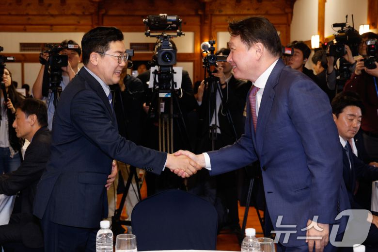 박찬대 더불어민주당 대표 직무대행 겸 원내대표(왼쪽), 최태원 SK 회장이 22일 서울 여의도 국회 사랑재에서 열린 국회미래산업포럼 발족식에 참석해 인사하고 있다. 2025.4.22/뉴스1 ⓒ News1 안은나 기자