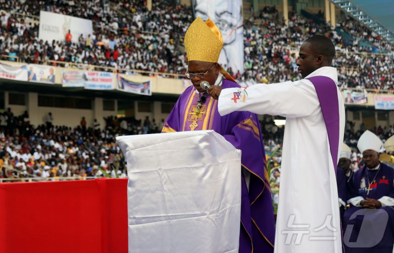프리돌린 암봉고 추기경이 미사를 집전하고 있다. 2019.06.02 ⓒ 로이터=뉴스1 ⓒ News1 박우영 기자
