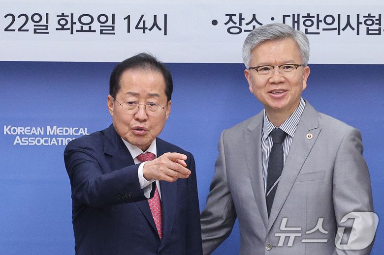 홍준표 국민의힘 대선 경선 후보가 22일 서울 용산구 대한의사협회를 찾아 김택우 의협 회장과 대화하고 있다. 2025.4.22/뉴스1 ⓒ News1 신웅수 기자