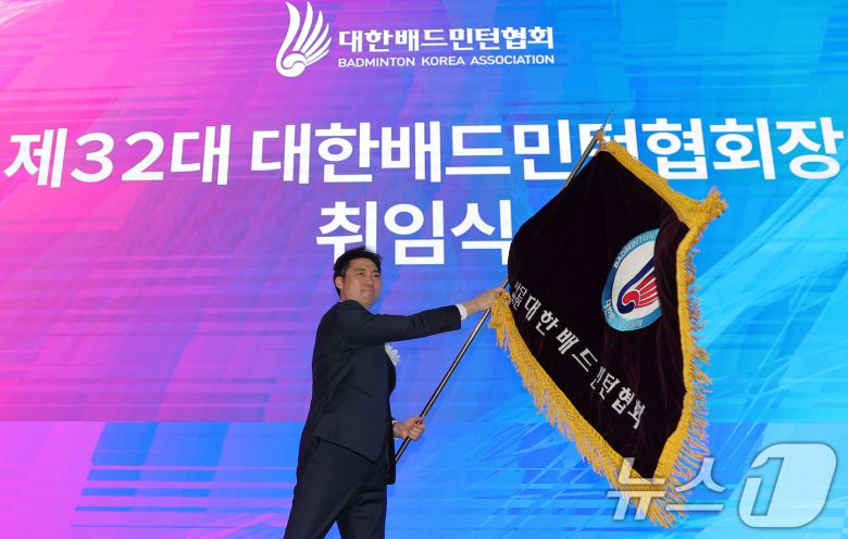 김동문 대한배드민턴협회장이 21일 오후 서울 송파구 올림픽파크텔 올림피아홀에서 열린 대한배드민턴협회 제32대 회장 취임식에서 전달받은 협회기를 흔들고 있다. 2025.4.21/뉴스1 ⓒ News1 박정호 기자
