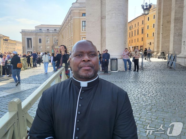 성 베드로 광장에서 만난 레조토 출신의 실베스타 모타베응 신부(43) ⓒ News1 김지완 기자