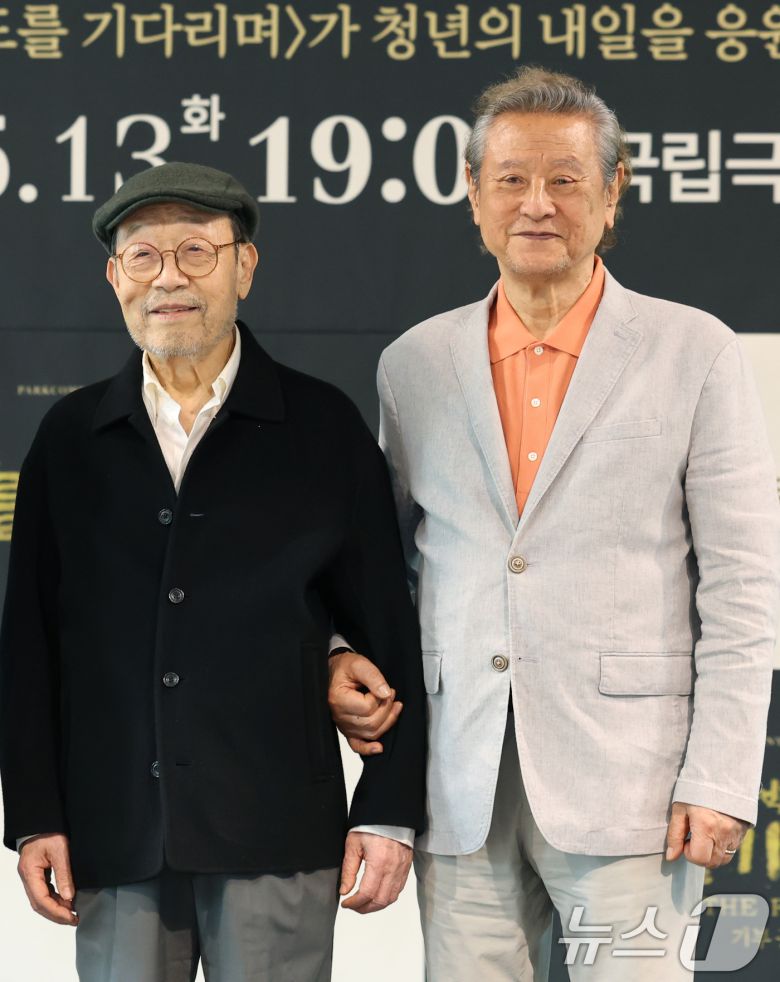 배우 신구, 박근형(오른쪽)이 23일 서울 동숭동 예술가의집에서 진행된 '신구, 박근형의 X 한국문화예술위원회' 기자간담회에 참석해 포즈를 취하고 있다. 신구(89)와 박근형(85)의 연극 '고도를 기다리며'는 청년을 위한 특별 기부 공연으로 기획됐다. 티켓 수익금은 '자신만의 고도'를 기다리는 청년 연극인들을 지원하기 위한 으로 전액 기부된다. 2025.4.23/뉴스1 ⓒ News1 권현진 기자
