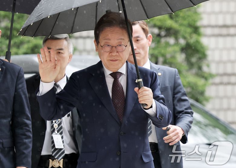 대권 도전에 나선 이재명 더불어민주당 전 대표가 22일 오전 서울 서초구 서울중앙지방법원에서 열린 '대장동 배임 및 성남FC 뇌물' 1심 속행 공판에 출석하며 지지자들에게 손인사를 하고 있다. 2025.4.22/뉴스1 ⓒ News1 오대일 기자