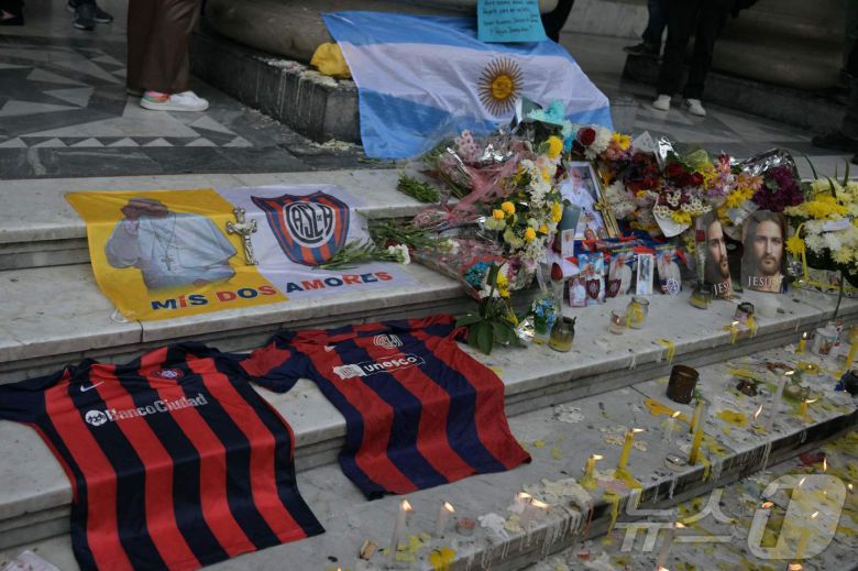 프란치스코 교황을 애도하기 위해 축구 클럽 '산 로렌소'의 유니폼이 22일(현지시간) 부에노스아이레스 대성당 밖에 놓여 있다. 교황은 21일 선종했다. 2025.04.22 ⓒ AFP=뉴스1 ⓒ News1 최종일 선임기자