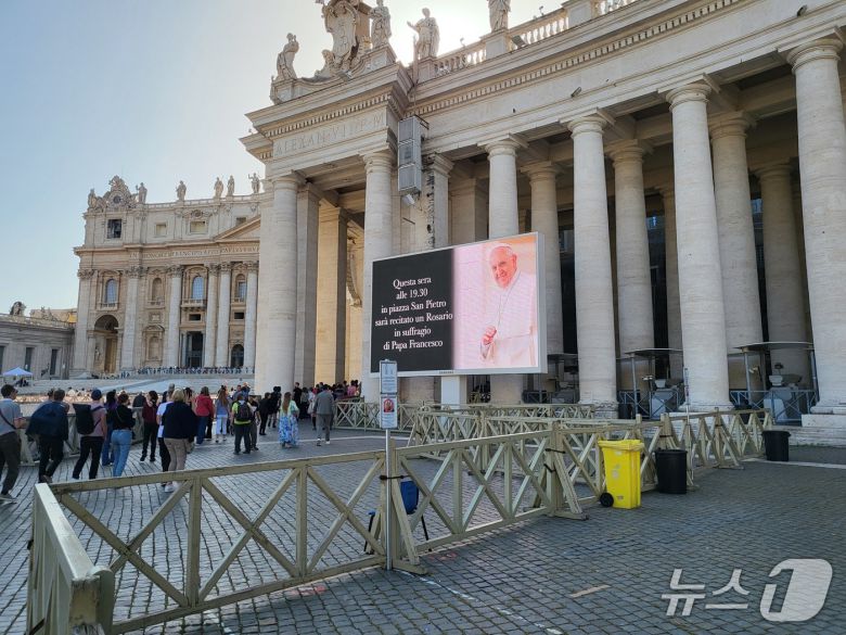 22일 성 베드로 광장에 생전 프란치스코 교황의 모습이 담긴  전광판이 보인다. ⓒ News1 김지완 기자