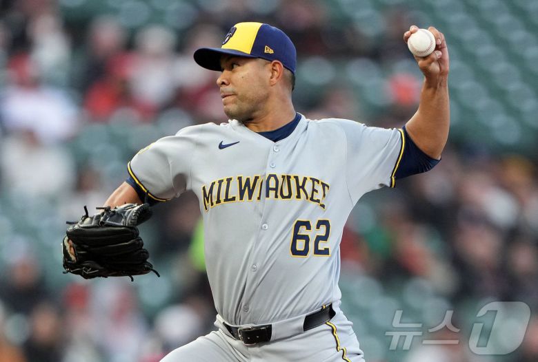 밀워키 브루어스 투수 호세 퀸타나가 23일(한국시간) 열린 2025 메이저리그 샌프란시스코 자이언츠전에서 6이닝을 1실점으로 막고 시즌 3승째를 거뒀다.  ⓒ AFP=뉴스1