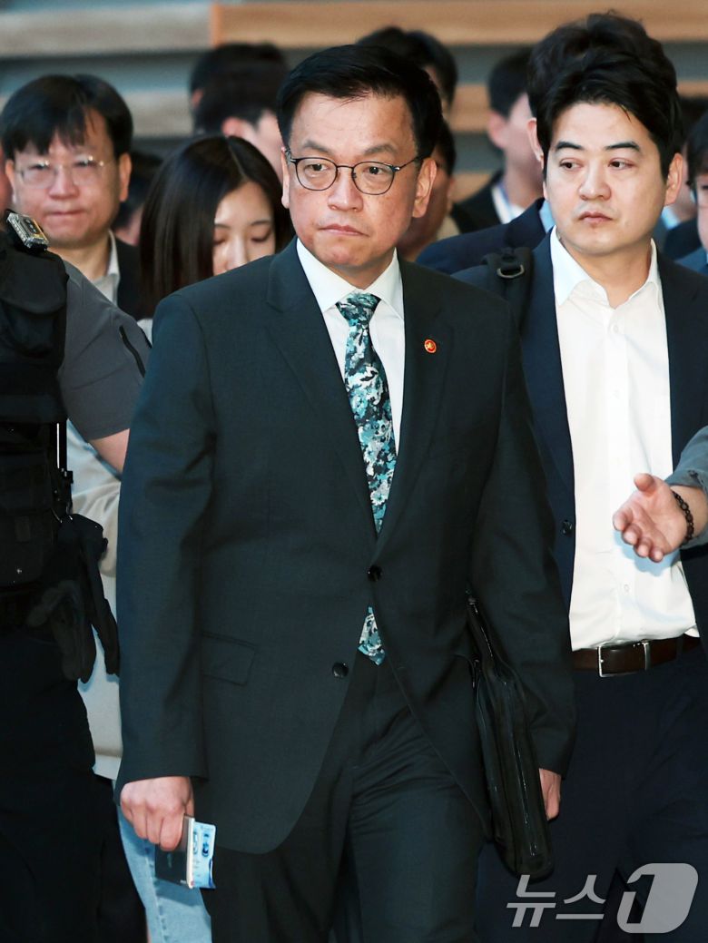 최상목 경제부총리 겸 기획재정부 장관이 22일 오전 인천국제공항에서 한·미 2+2 통상협의(Trade Consultation)와 주요 20개국(G20) 재무장관회의, 국제통화금융위원회(IMFC) 참석을 위해 출국하고 있다. 2025.4.22/뉴스1 ⓒ News1 황기선 기자