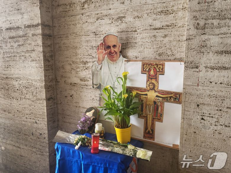 22일 바티칸 성베드로 광장 인근에 놓인 프란치스코 교황을 추모하기 위한 작은 테이블. ⓒ News1 김지완 기자