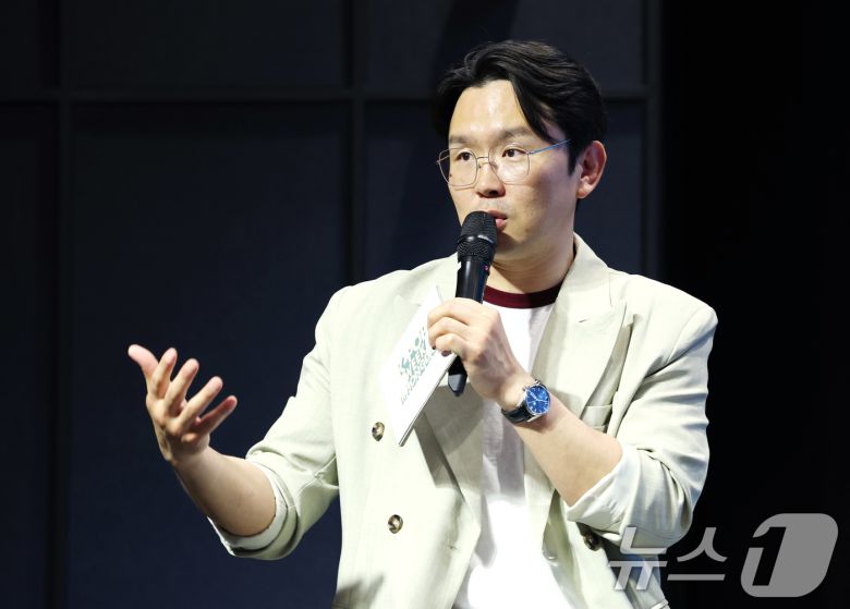 가수 윤형빈이 23일 오후 서울 마포구 홍대 H-STAGE에서 열린 '2025 K-POP WEEK in HONGDAE'기자간담회에 참석해 취재진 질문에 답하고 있다. 'K팝 위크 인 홍대'는 대형 공연장이 아닌 홍대 인근 여러 소극장에서 팬들과 아티스트가 더 가깝게 호흡하고 교감할 기회를 제공할 예정이다. 2025.4.23/뉴스1 ⓒ News1 권현진 기자