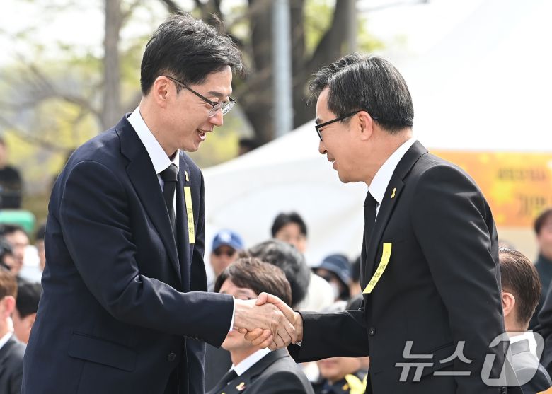 김경수 전 경남지사와 김동연 경기지사가 16일 오후 경기도 안산시 화랑유원지에서 열린 세월호 참사 11주기 기억식에서 악수를 하고 있다. (공동취재) 2025.4.16/뉴스1 ⓒ News1 김영운 기자