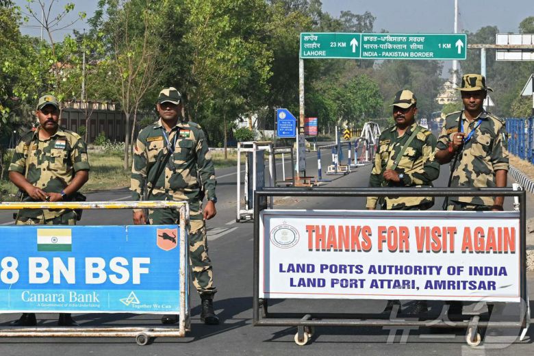 24일(현지시간) 인도 국경 보안군이 인도 암리차르에서 약 35km 떨어진 인도-파키스탄 와가 국경 초소 입구에서 경비를 서고 있다. 25.04.24 ⓒ AFP=뉴스1 ⓒ News1 김예슬 기자