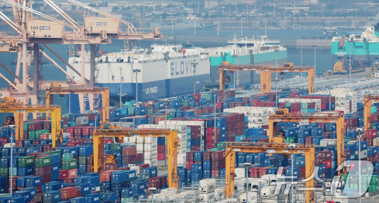 10일 경기 평택시 포승읍 평택항 수출 야적장에 컨테이너들이 쌓여있다. 미국은 9일(현지시간)부터 세계 각국을 상대로 발효한 상호관세를 즉시 90일간 유예하고, 10%의 기본관세만 부과하기로 했다. 보복 대응에 나선 중국에 대해서는 상호관세율은 125%로 즉각 인상한다고 밝혔다. 이에 따라 25%를 부과받은 한국 상품에 대한 관세율도 즉각 10%로 낮아졌다. 다만 자동차·철강 등 이미 25%가 부과되고 있는 품목별 관세는 이번 90일 유예를 적용받지 않고 그대로 유지된다. 2025.4.10/뉴스1 ⓒ News1 김영운 기자