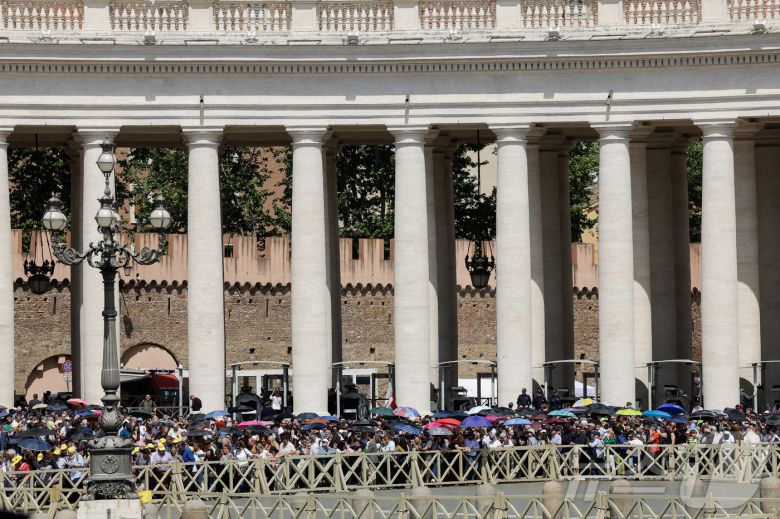 23일(현지시간) 프란치스코 교황의 관이 안치된 바티칸 성 베드로 대성당 외부에 신자들이 조문을 위해 기다리고 있다. 2025.4.23 ⓒ 로이터=뉴스1