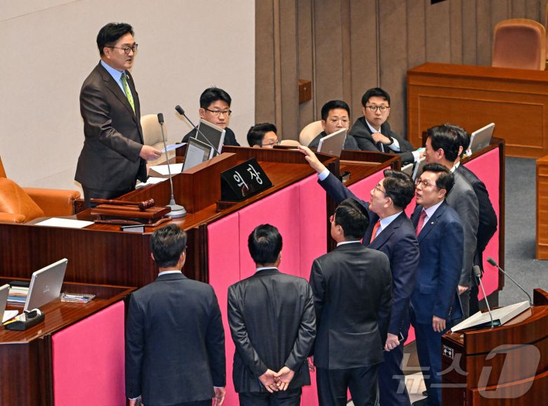 24일 서울 여의도 국회 본회의장에서 한덕수 대통령 권한대행 국무총리의 2025년도 제1회 추가경정예산안에 대한 정부의 시정연설 이후 우원식 국회의장의 발언에 국민의힘 권성동 원내대표가 항의를 하자 여야 원내지도부가 의장석 앞으로 모여있다. (공동취재) 2025.4.24/뉴스1 ⓒ News1 이재명 기자