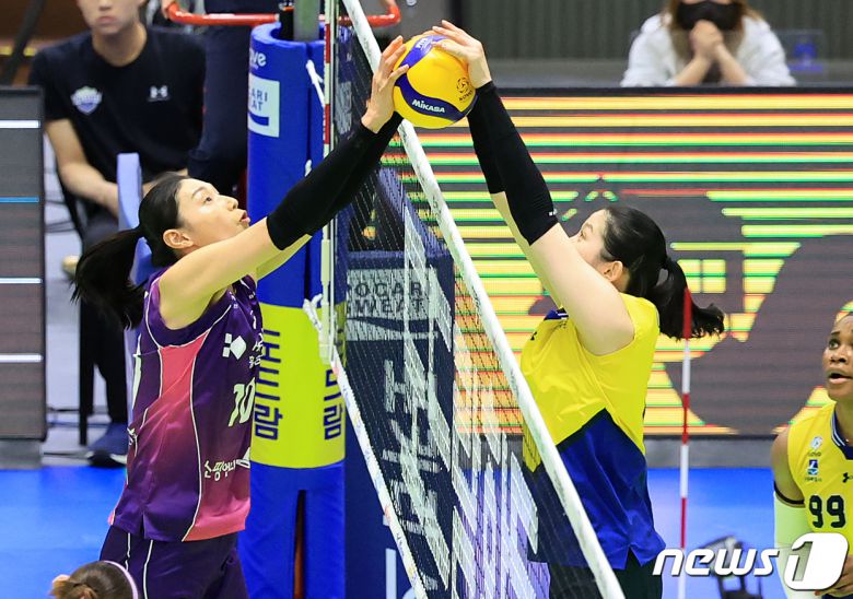 28일 오후 경기 수원시 장안구 수원실내체육관에서 열린 프로배구 ‘도드람 2023~2024 V리그’ 여자부 챔피언결정전 1차전 흥국생명과 현대건설의 경기, 4세트 흥국생명 김연경과 현대건설 이다현이 볼 경합을 하고 있다. 2024.3.28/뉴스1 ⓒ News1 김진환 기자