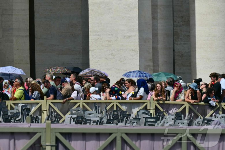 23일(현지시간) 프란치스코 교황의 관이 안치된 바티칸 성 베드로 대성당 외부에 신자들이 조문을 위해 기다리고 있다. 2025.4.23 ⓒ AFP=뉴스1