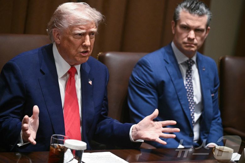 도널드 트럼프 미국 대통령이 10일(현지시간) 워싱턴 백악관에서 열린 각료회의서 “조선업을 재건하기 위해 의회에 선박 구매자금을 요청해야 할 수도 있지만, 미국과 가깝고 조선 실적이 훌륭한 다른 나라에서 선박을 구매할 수도 있다”고 밝히고 있다. 2025.04.11 ⓒ AFP=뉴스1 ⓒ News1 우동명 기자