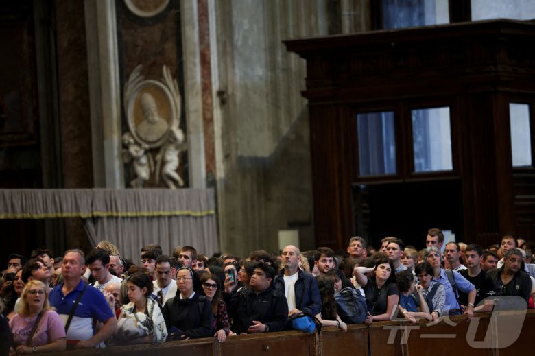 23일(현지시간) 프란치스코 교황의 관이 안치된 바티칸 성 베드로 대성당에서 신자들이 조문을 위해 줄지어 서 있다. 2025.4.23 ⓒ 로이터=뉴스1