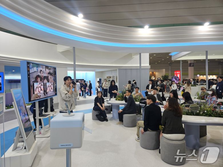 삼성전자 부스에서 열린 'AI 사진 클래스'에 관람객들이 사용법 설명을 듣고 있다. 2025.04.24./뉴스1 ⓒNews1 김정현 기자