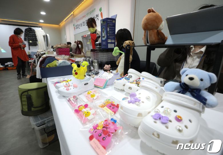 27일 오후 서울 중구 황학동에서 열린 1인 가구와 함께 하는 플리마켓 '홍당무 마켓'에서 시민들이 물건을 살펴보고 있다. 홍당무 마켓은 중고거래 애플리케이션 당근마켓을 응용한 플리마켓으로, 1인 가구가 판매자이자 구매자가 돼 안 쓰는 물건을 서로 사고파는 중고물품 벼룩시장이다. 2022.3.27/뉴스1 ⓒ News1 신웅수 기자