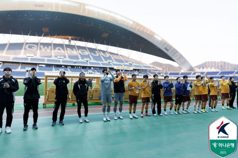 매머드 구단 알힐랄을 상대하는 광주 선수들(한국프로축구연맹 제공)