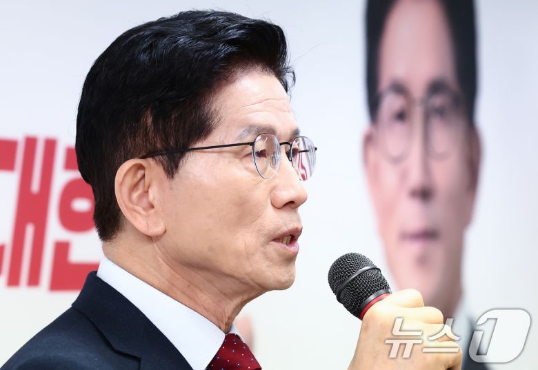 김문수 국민의힘 대선 경선 후보가 25일 서울 여의도 선거사무소에서 공동주택 층간소음 방지 의무화 공약 발표 기자회견을 하고 있다. 2025.4.25/뉴스1 ⓒ News1 김민지 기자