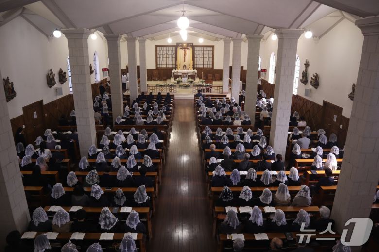 25일 오전 청주 내덕동 주교좌성당에서 프란치스코 교황 추모 미사가 봉헌되고 있다.2025.04.25./뉴스1