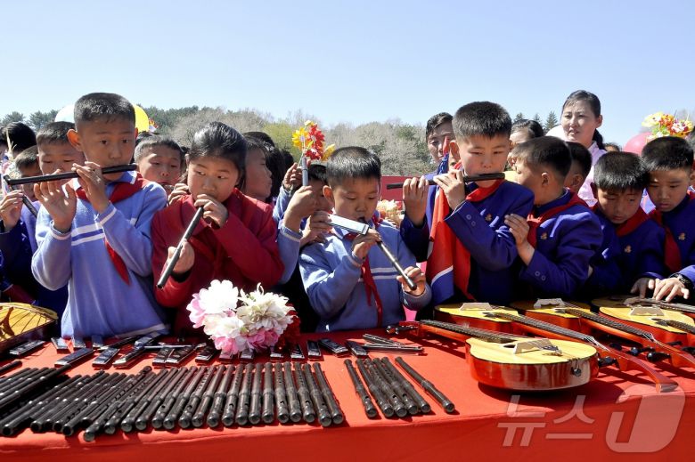 (평양 노동신문=뉴스1) = 북한 노동당 기관지 노동신문은 25일 김정은 당 총비서가 수해지역인 평안북도, 자강도, 양강도에 새로 지은 학교에 피아노와 손풍금, 기타, 어은금, 가야금, 하모니카를 비롯한 악기들을 선물로 보냈다고 보도했다. [국내에서만 사용가능. 재배포 금지. DB 금지. For Use Only in the Republic of Korea. Redistribution Prohibited] rodongphoto@news1.kr