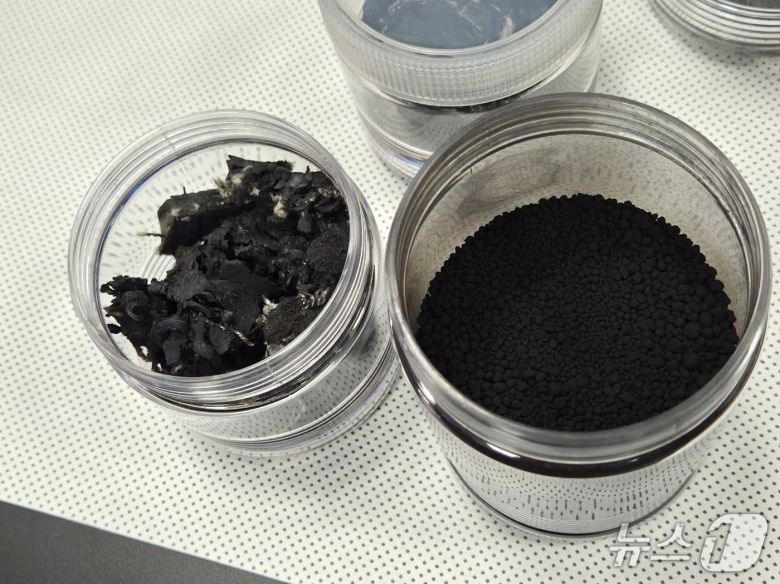 열분해 공정을 거치기 전인 타이어칩(왼쪽)과 열분해 공정을 모두 마친 재생카본블랙/2025.4.24 ⓒ뉴스1 이정후 기자