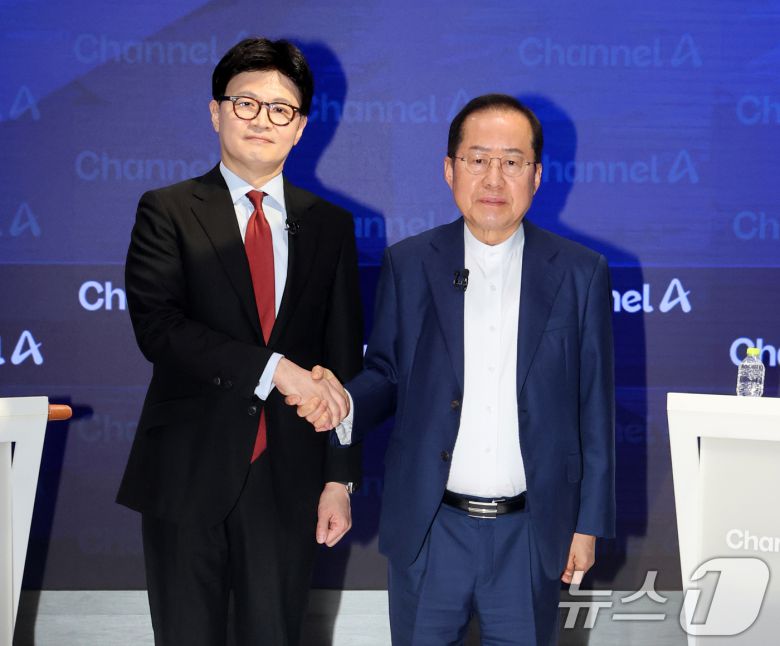 25일 오후 종로 동아미디어센터 채널A 오픈스튜디오에서 국민의힘 대선 2차 경선 진출자인 한동훈 홍준표 후보가 방송 전 악수를 하고있다. 일대일 맞수 토론은 2차경선 진출자 4명이 일대일 맞수 토론 형식으로 진행된다. 2025.4.25/뉴스1 ⓒ News1 국회사진취재단